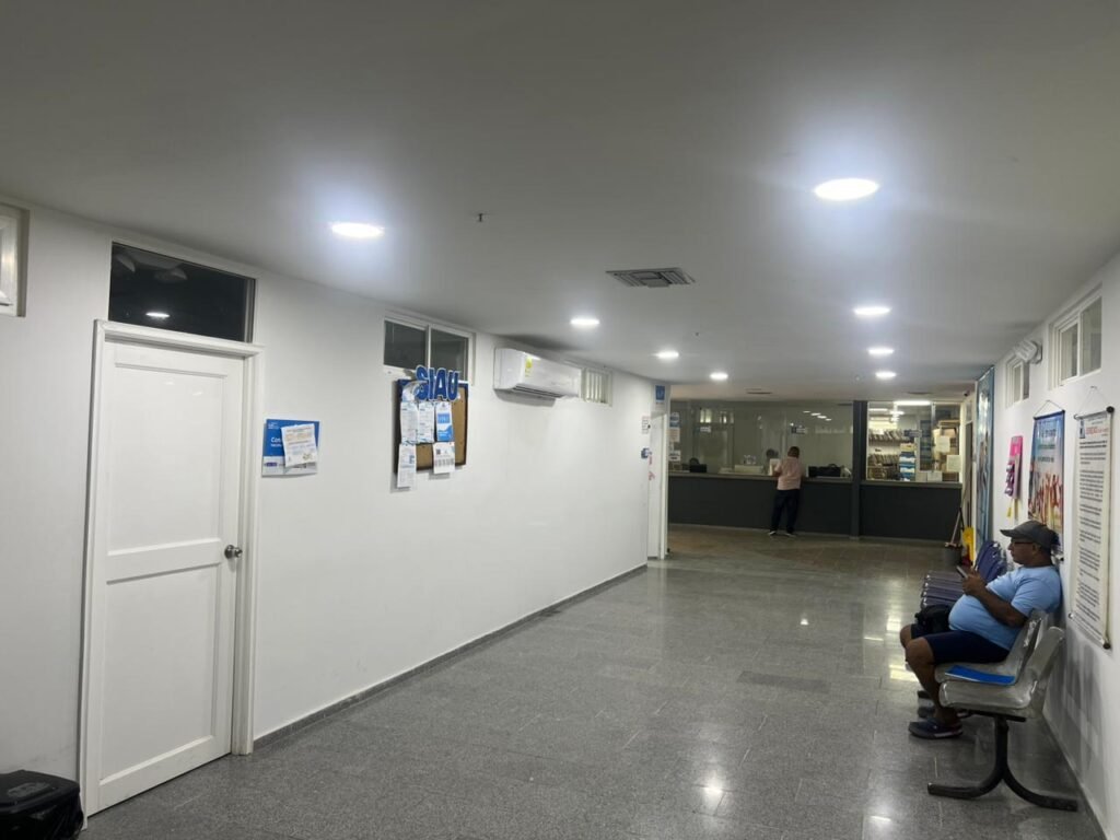 PASILLO ESPERA CONSULTA EXTERNA